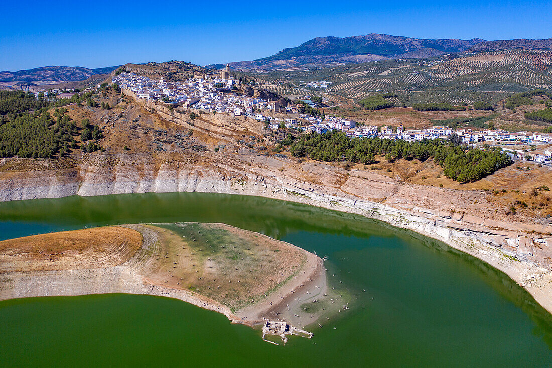 Luftaufnahme des Dorfes Iznajar und des Stausees in der Provinz Córdoba, Andalusien, Südspanien