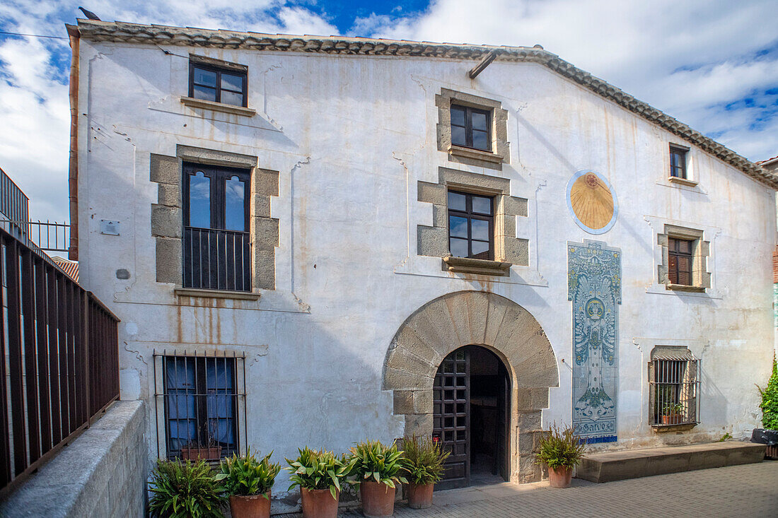 Barcelona, Maresme-Küste, Dorf Canet de Mar, Das Hausmuseum Lluís Domènech i Montaner in Canet de Mar (Provinz Barcelona) ist ein Ort, der dem Studium der Person und des Werks des Architekten Lluís Domènech i Montaner gewidmet ist. Das Hausmuseum besteht aus dem Haus Domènech, das der Architekt in Zusammenarbeit mit seinem Sohn Pere Domènech und seinem Schwiegersohn Francesc Guàrdia entworfen hat, und dem Bauernhaus Can Rocosa aus dem 16. Jahrhundert, das der Familie von María Roura, der Ehefrau des Architekten, gehörte und von Domènech i Montaner zu seinem Atelier umgebaut wurde. In seinem Bü