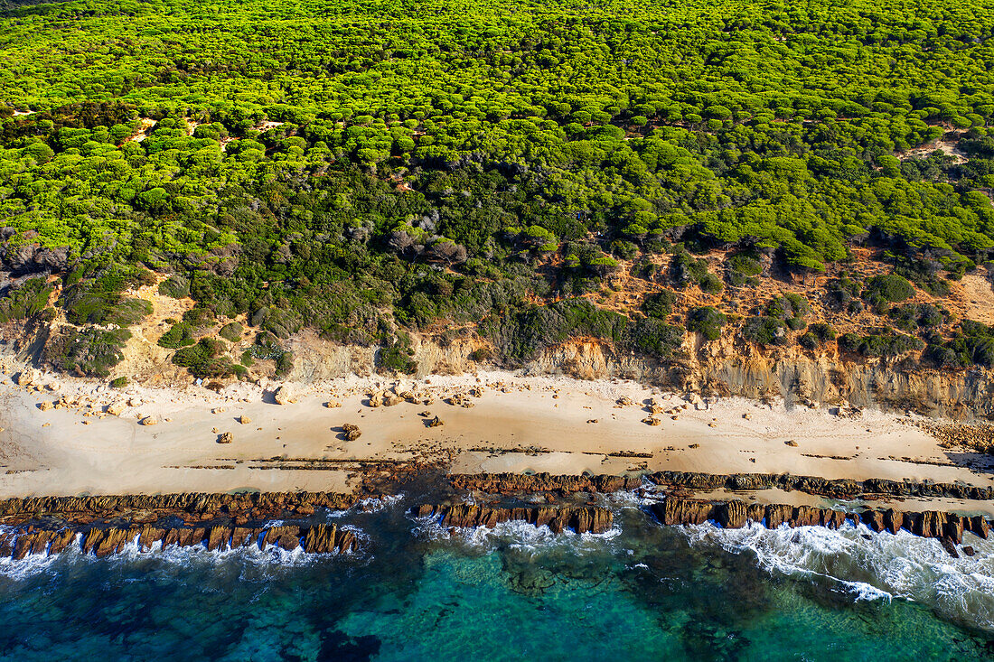 Luftaufnahme der Naturschwimmbecken von Bolonia, Bolonia, Costa de la Luz, Provinz Cádiz, Andalusien, Südspanien. Strand von Bolonia. Playa de Bolonia