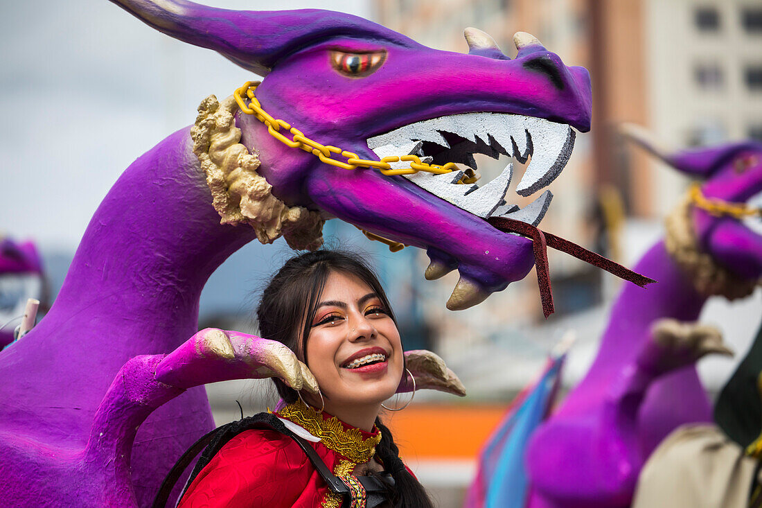 Der Karneval der Negros y Blancos in Pasto, Kolumbien, ist ein lebhaftes kulturelles Spektakel, das sich mit einem Übermaß an Farben, Energie und traditioneller Inbrunst entfaltet