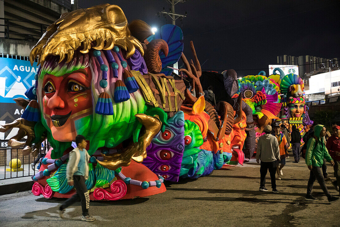 Der Karneval von Negros y Blancos in Pasto, Kolumbien, ist ein lebhaftes kulturelles Spektakel, das sich mit einem Ausbruch von Farben, Energie und traditioneller Inbrunst entfaltet