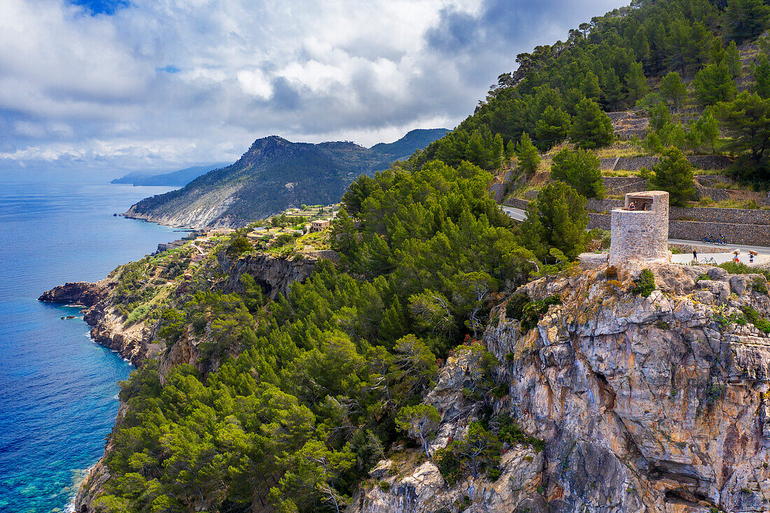 Luftaufnahme des Mirador Torre del Verger oder Torre de ses Animes bei Banyalbufar, Westküste, Mallorca, Spanien