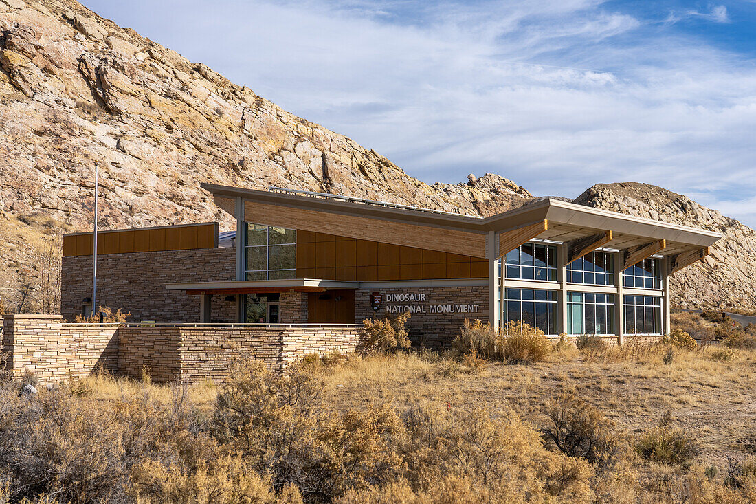 Außenansicht des Besucherzentrums im Dinosaur National Monument bei Jensen, Utah