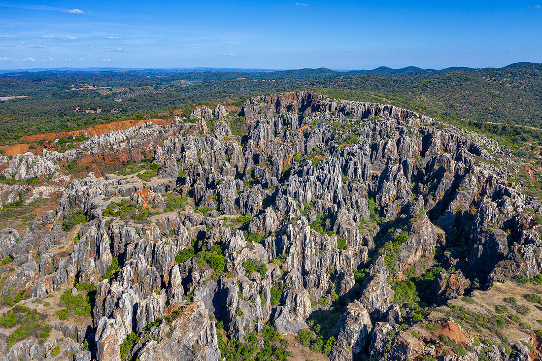 Luftaufnahme des Naturdenkmals El Cerro del Hierro. Naturpark Alanis Sierra Norte. Provinz Sevilla. Region Andalusien. Spanien. Europa