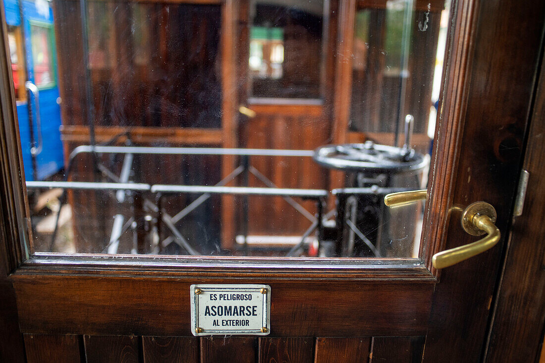 Innentür des Zuges El Tren de Arganda oder Tren de la Poveda in Arganda del Rey, Madrid, Spanien