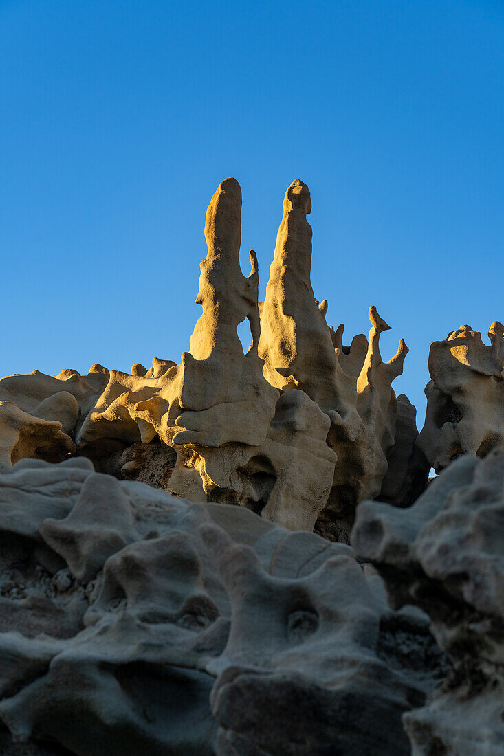 Fantastisch erodierte Sandsteinformationen bei Sonnenuntergang in der Fantasy Canyon Recreation Site, in der Nähe von Vernal, Utah
