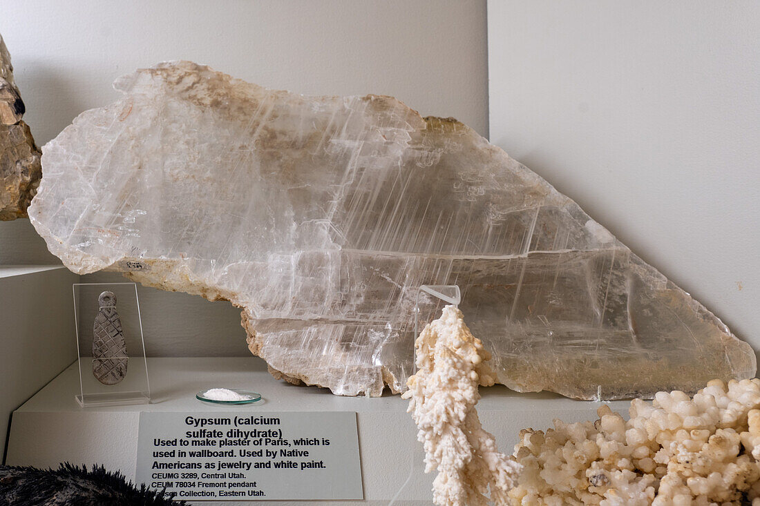 Gips, Calciumsulfat-Dihydrat, in der Mineraliensammlung des USU Eastern Prehistoric Museum, Price, Utah