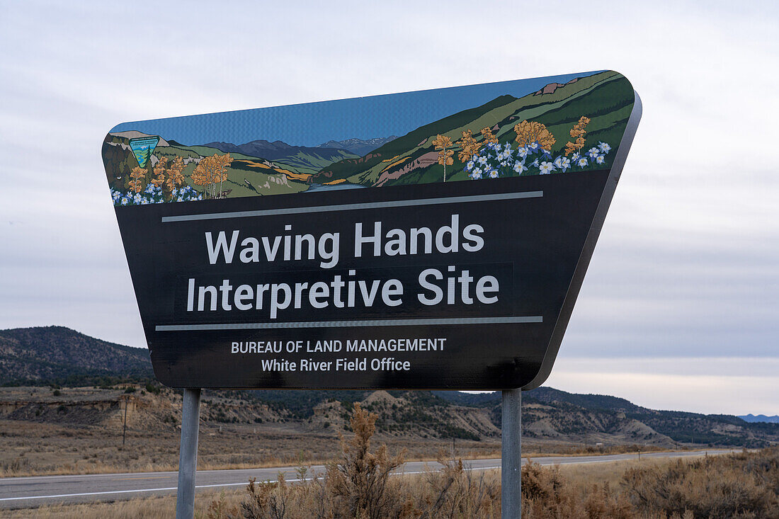 Schild für die Waving Hands Interpretive Site im Canyon Pintado National Historic District in Colorado