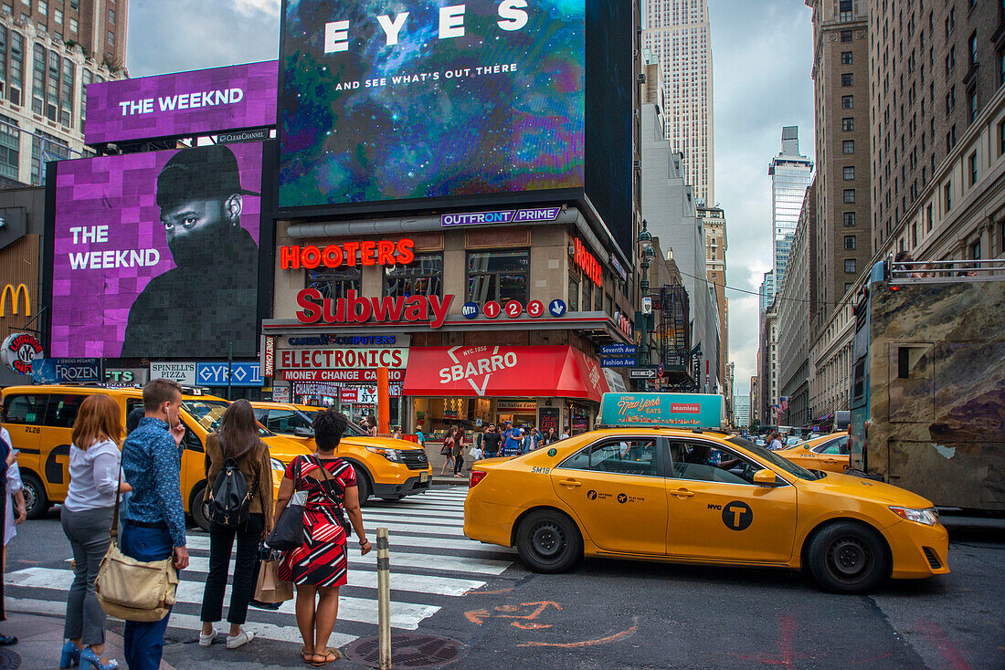 New Yorker U-Bahn. Seventh Avenue. Fashion Avenue. Manhattan. USA. Fast dreißig Millionen Besucher pro Jahr kommen durch diesen Teil von Manhattan, und die meisten tun dies nachts, wenn die besten Shows stattfinden. Riesige Fernseher und Hunderte von Leuchtreklamen werben für alle möglichen Produkte und Darbietungen zum Klang der gelben Taxis, die durch die Gegend brausen. So genannt, weil die Büros der New York Times wurden hier im Jahr 1904 platziert. Es gab eine Zeit, in der Prostitution, Drogen und Kriminalität gleichbedeutend mit dem Times Square waren, heute ist er voll von Theatern, Aud