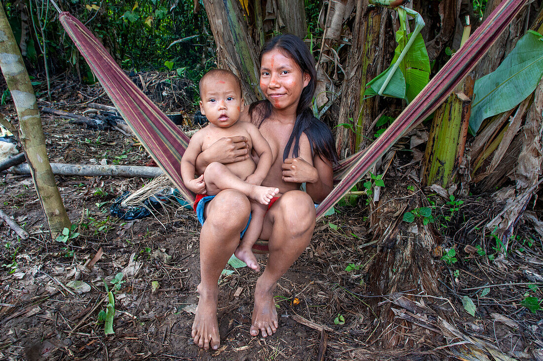 Frau mit ihrem Baby Yagua-Indianer leben ein traditionelles Leben in der Nähe der Amazonasstadt Iquitos, Peru