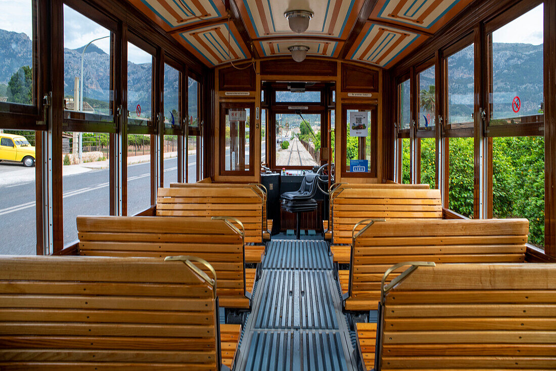 Sitze in der historischen Straßenbahn am Bahnhof von Soller. Die Straßenbahn verkehrt auf einer Strecke von 5 km vom Bahnhof im Dorf Soller zum Puerto de Soller, Soller Mallorca, Balearen, Spanien, Mittelmeer, Europa