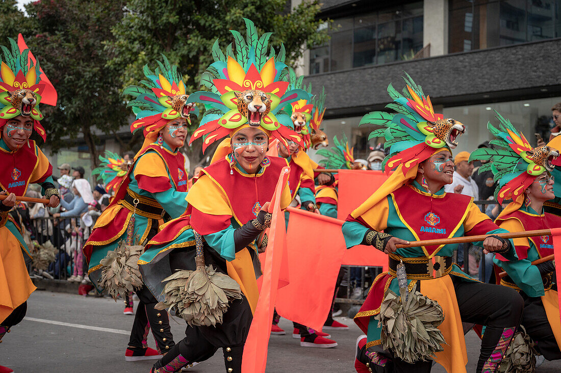 Am zweiten Tag des Karnevals der Schwarzen und Weißen laufen verschiedene Choreografiegruppen durch die Straßen. Pasto, Nariño, 3. Januar 2024