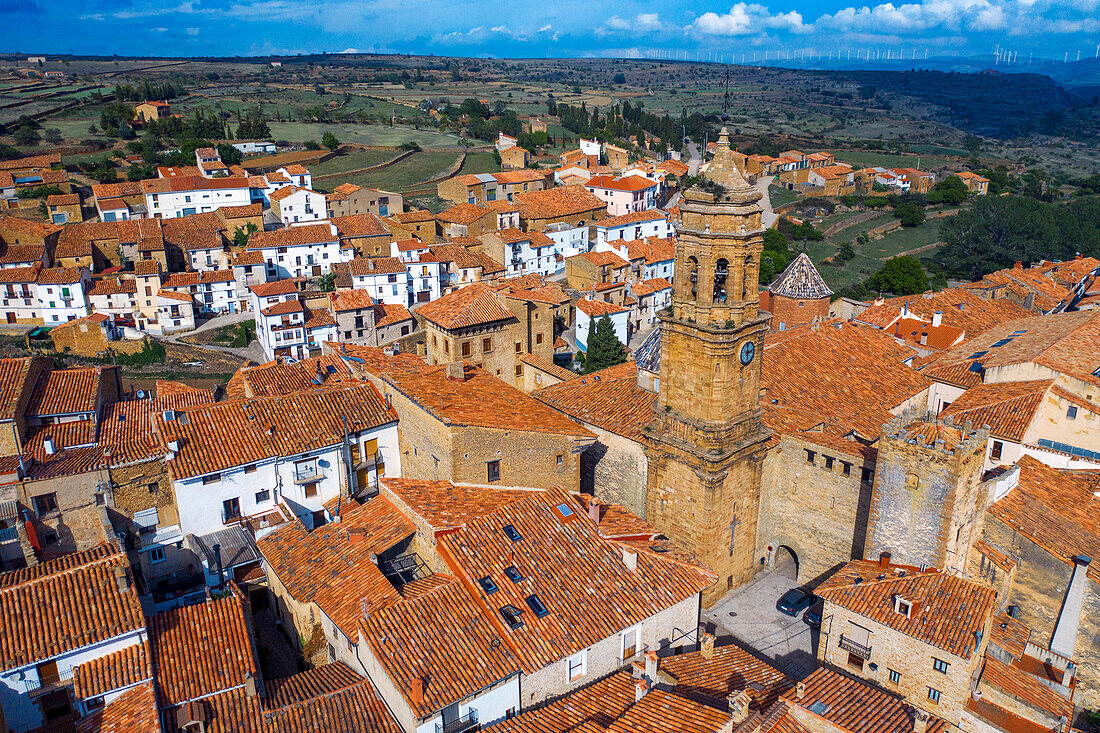 Luftaufnahme des Glockenturms der Kirche der Reinigung und des Nublos-Turms, La Iglesuela del Cid, Teruel, Aragonien, Spanien