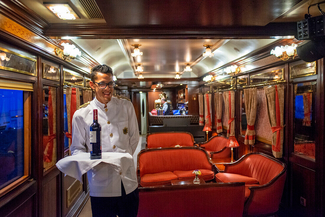 Kellner im Salonwagen des Al-Andalus-Luxuszuges auf einer Reise durch Andalusien, Spanien