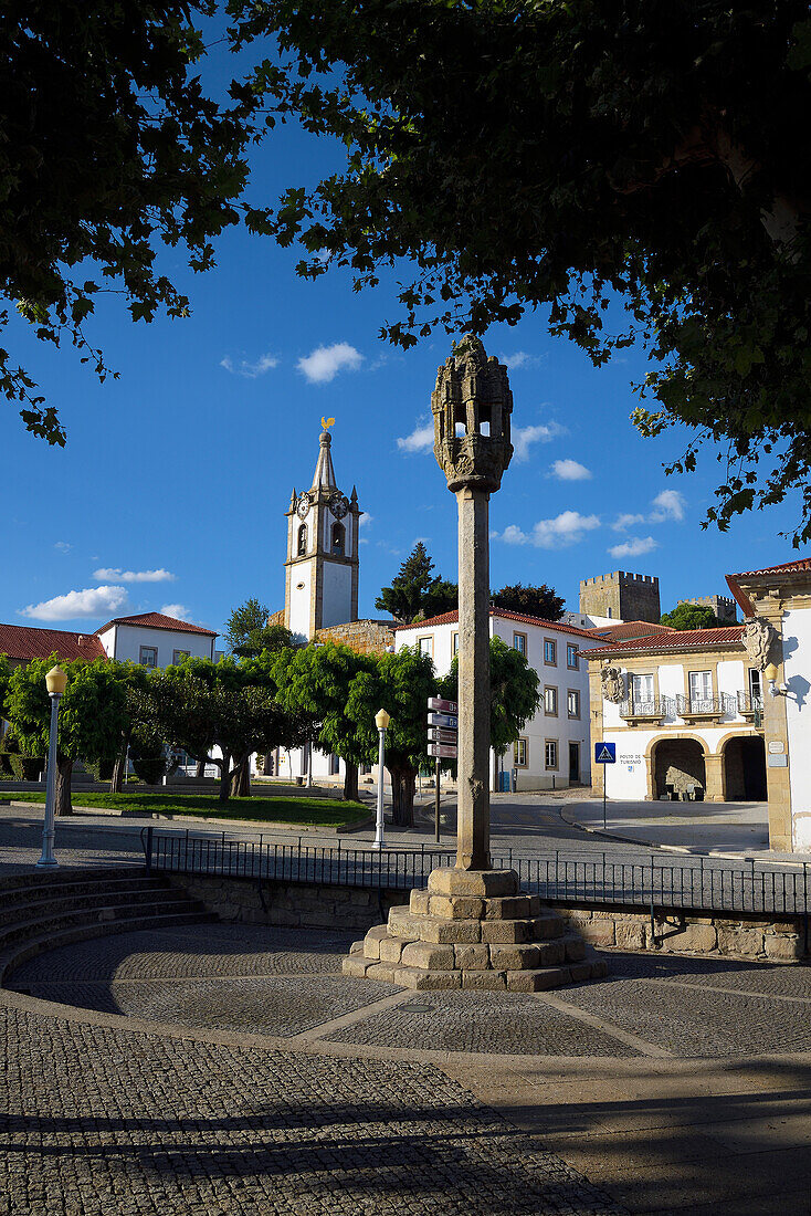 Pranger und Uhrenturm von Pinhel, Portugal