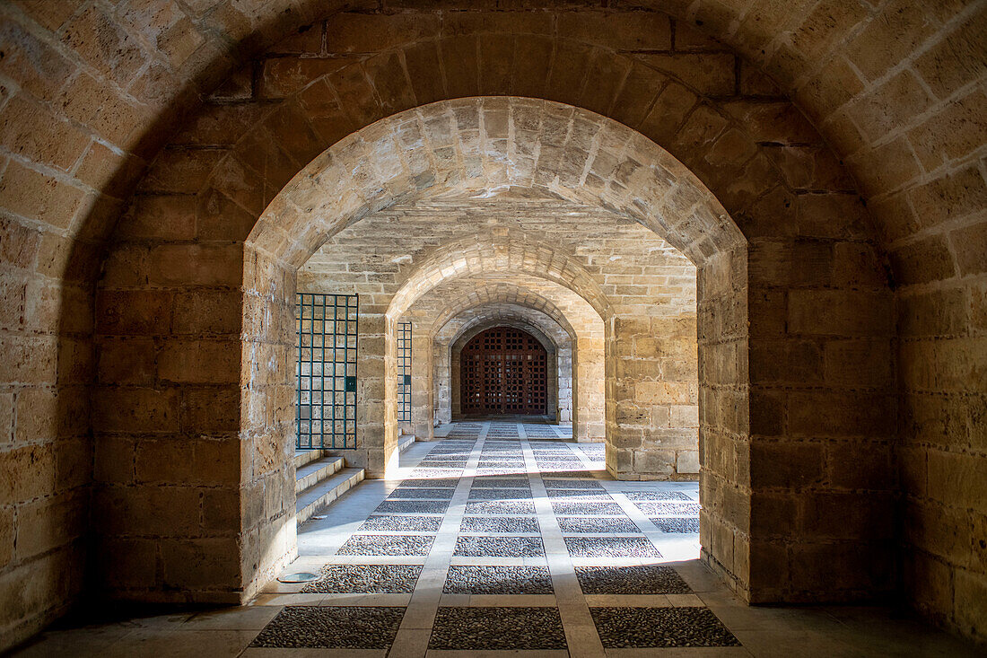 Historischer Gang mit Bögen im Untergeschoss der Mauern des Passeig Dalt Murada neben dem Königspalast von la Almudaina