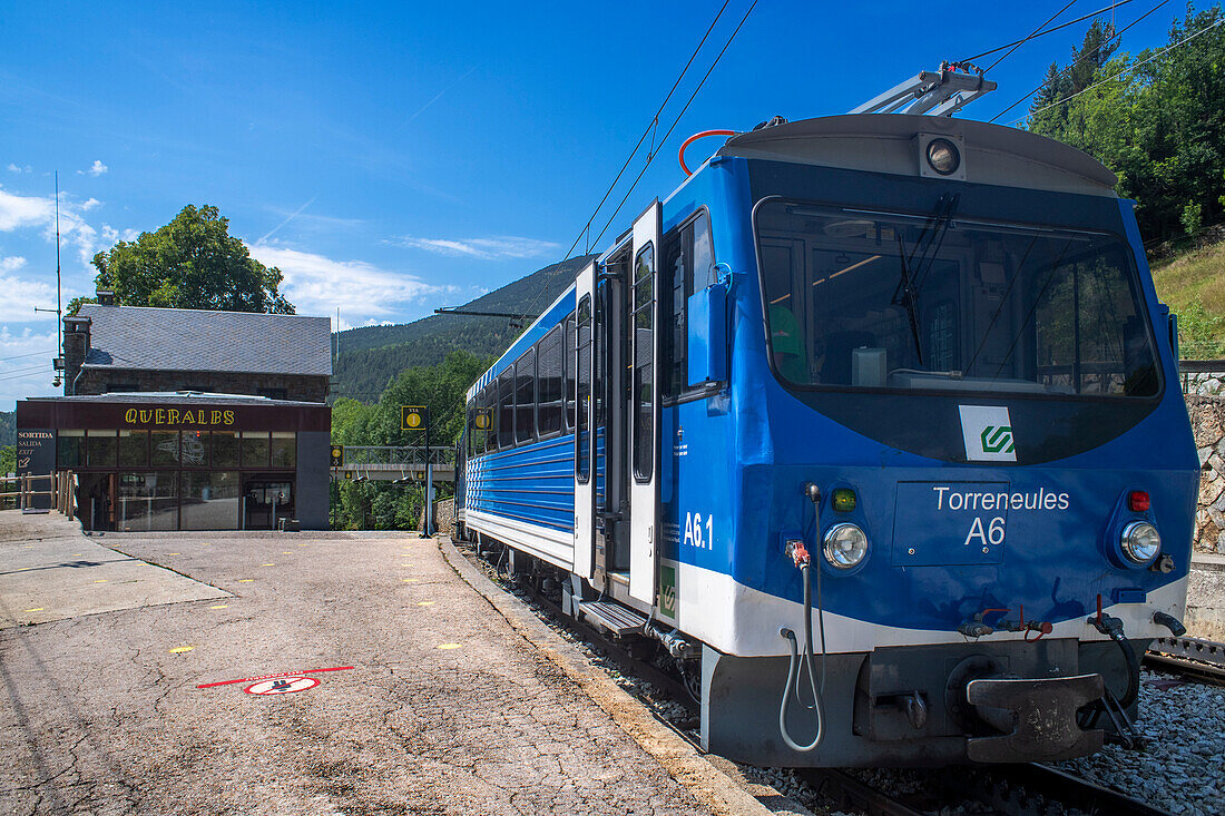 Bahnhof Queralbs und Lokomotive der Zahnradbahn Cremallera de Núria im Tal Vall de Núria, Pyrenäen, Nordkatalonien, Spanien, Europa