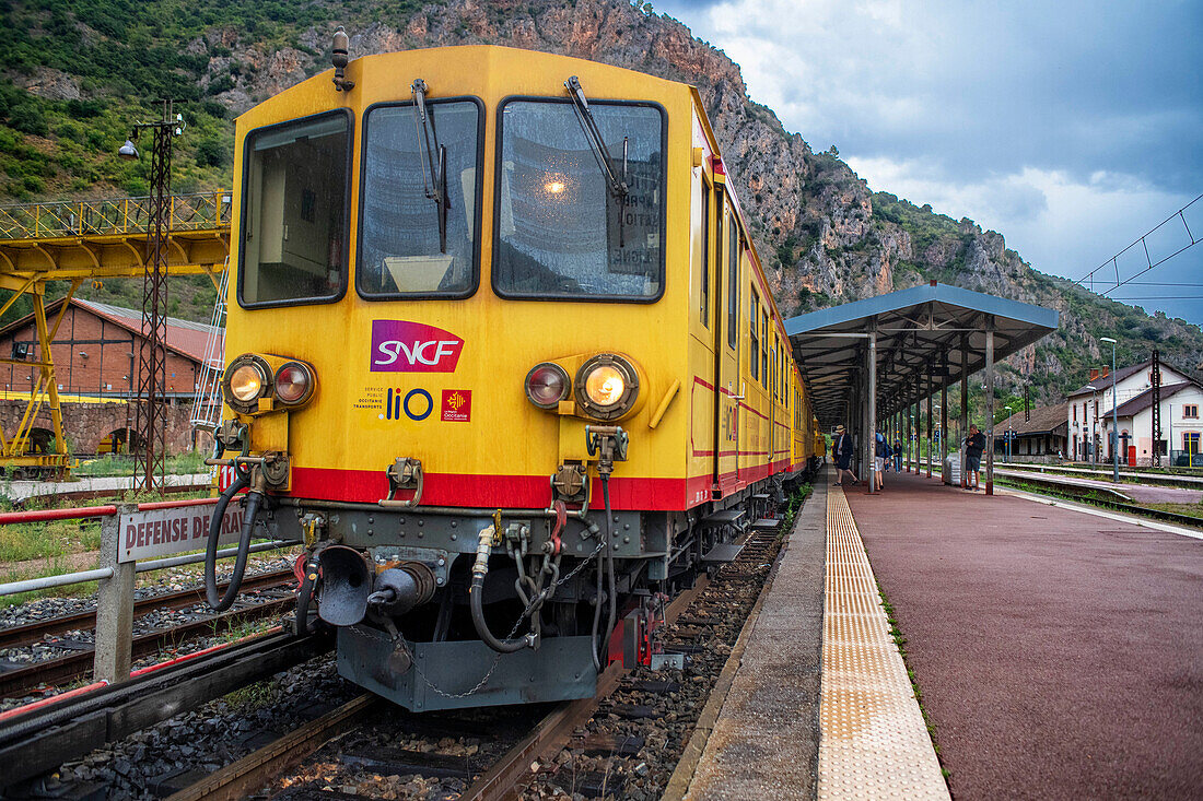 Bahnhof Vilafranca de Conflent. Der Gelbe Zug oder Train Jaune, Pyrénées-Orientales, Languedoc-Roussillon, Frankreich