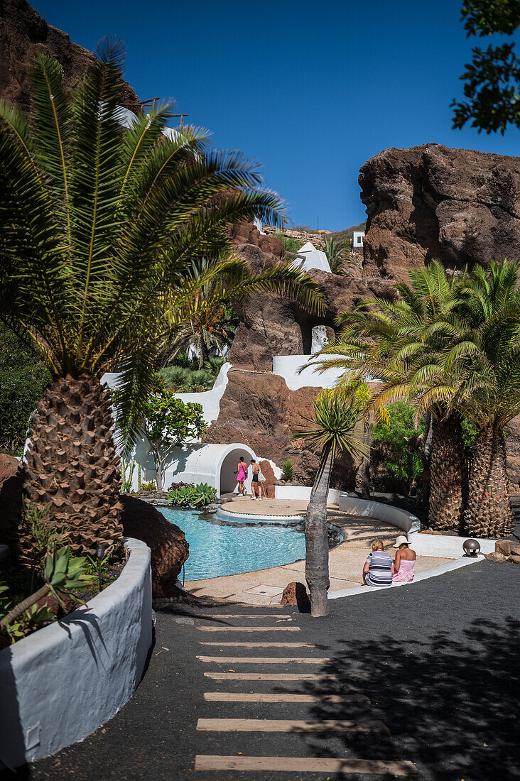 Das Lagomar Museum, auch bekannt als Omar Sharifs Haus, ist ein einzigartiges ehemaliges Wohnhaus mit natürlichen Lavahöhlen, das heute ein Restaurant, eine Bar und eine Kunstgalerie auf Lanzarote, Kanarische Inseln, Spanien, beherbergt