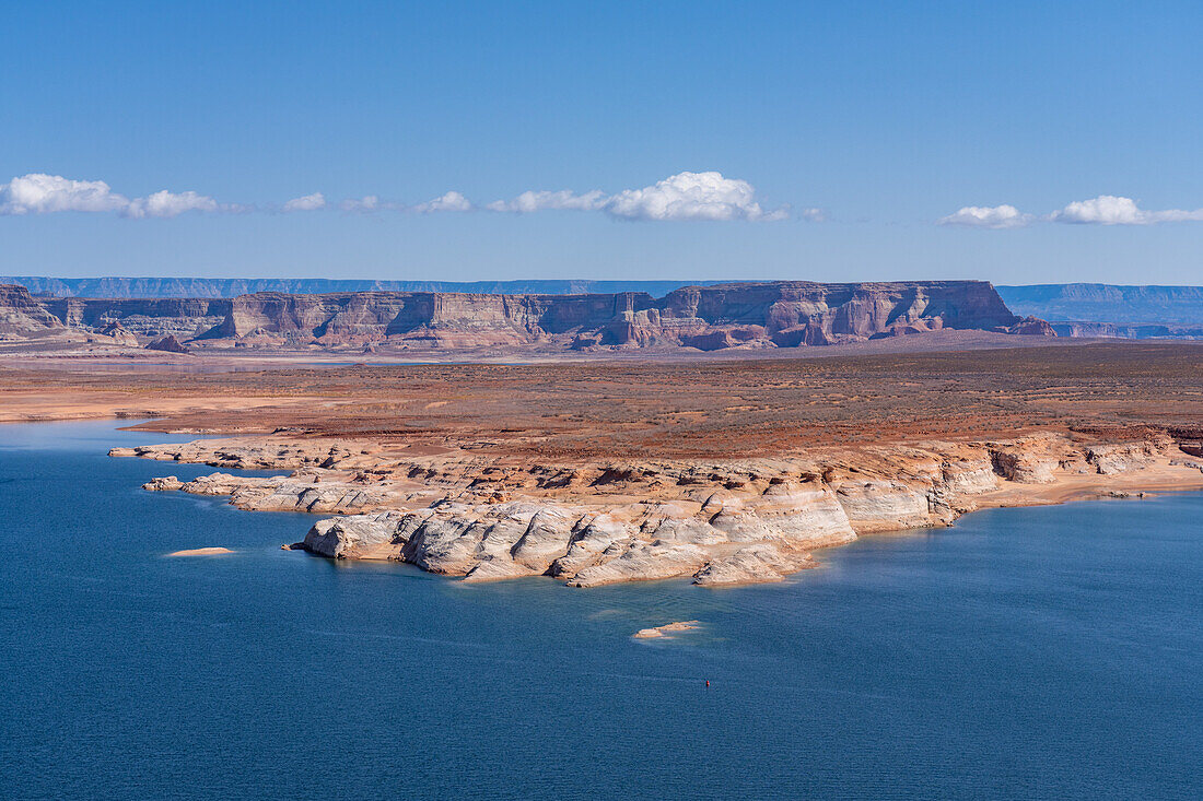 Gebleichter Sandstein zeigt die ehemalige Hochwassermarke im Lake Powell. Glen Canyon National Recreation Area, Arizona. Aufgrund der Trockenheit war der See zum Zeitpunkt der Aufnahme dieses Fotos um 179 Fuß gesunken.