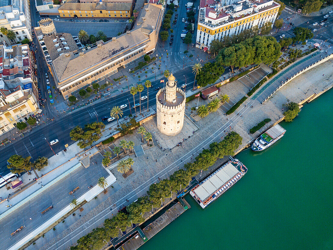 Luftaufnahme des Flusses Guadalquivir und des Torre del Oro, was übersetzt Turm des Goldes bedeutet - historisches Wahrzeichen aus dem XIII Jahrhundert in Sevilla, Andalusien, Spanien