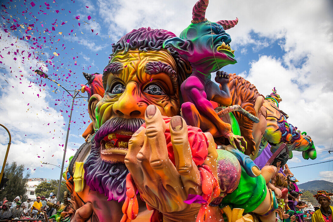 Der Karneval der "Negros y Blancos" in Pasto, Kolumbien, ist ein lebhaftes kulturelles Spektakel, das sich mit einem Ausbruch von Farben, Energie und traditioneller Inbrunst entfaltet