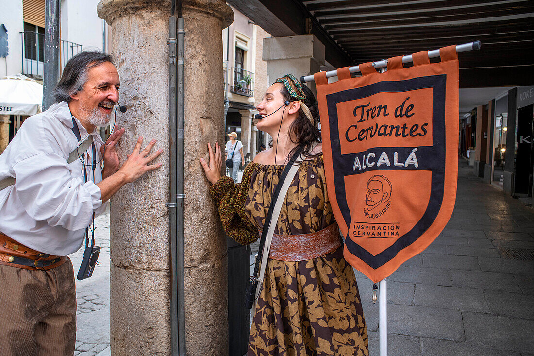 Schauspieler, die Don Quijote de la Mancha spielen, gehen durch das Stadtzentrum von Alcala de Henares, Madrid, Spanien