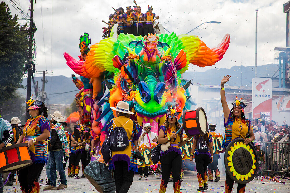 Der Karneval der Negros y Blancos in Pasto, Kolumbien, ist ein lebhaftes kulturelles Spektakel, das sich mit einem Ausbruch von Farben, Energie und traditioneller Inbrunst entfaltet