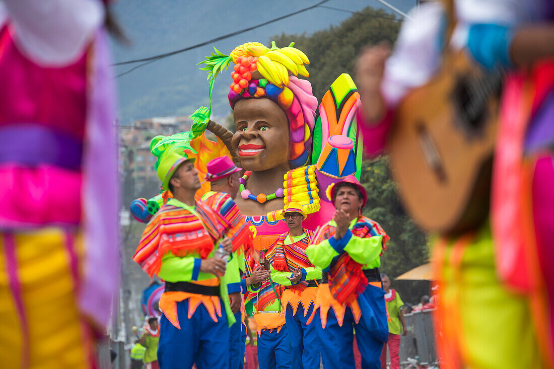 Der Karneval der Negros y Blancos in Pasto, Kolumbien, ist ein lebhaftes kulturelles Spektakel, das sich mit einem Übermaß an Farben, Energie und traditioneller Inbrunst entfaltet