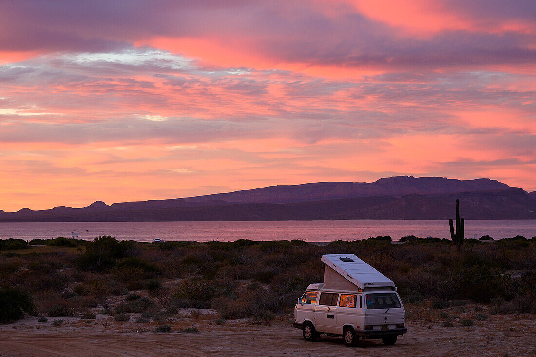 Sonnenuntergang und VW Westfalia auf dem Campingplatz in Playa Tecolote, Baja California Sur, Mexiko