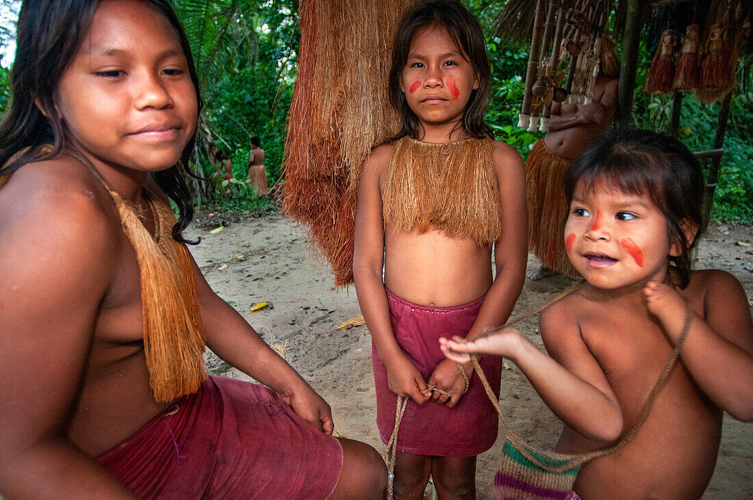 Gemeinschaft der Yagua-Indianer, die in der Nähe der amazonischen Stadt Iquitos, Peru, ein traditionelles Leben führen