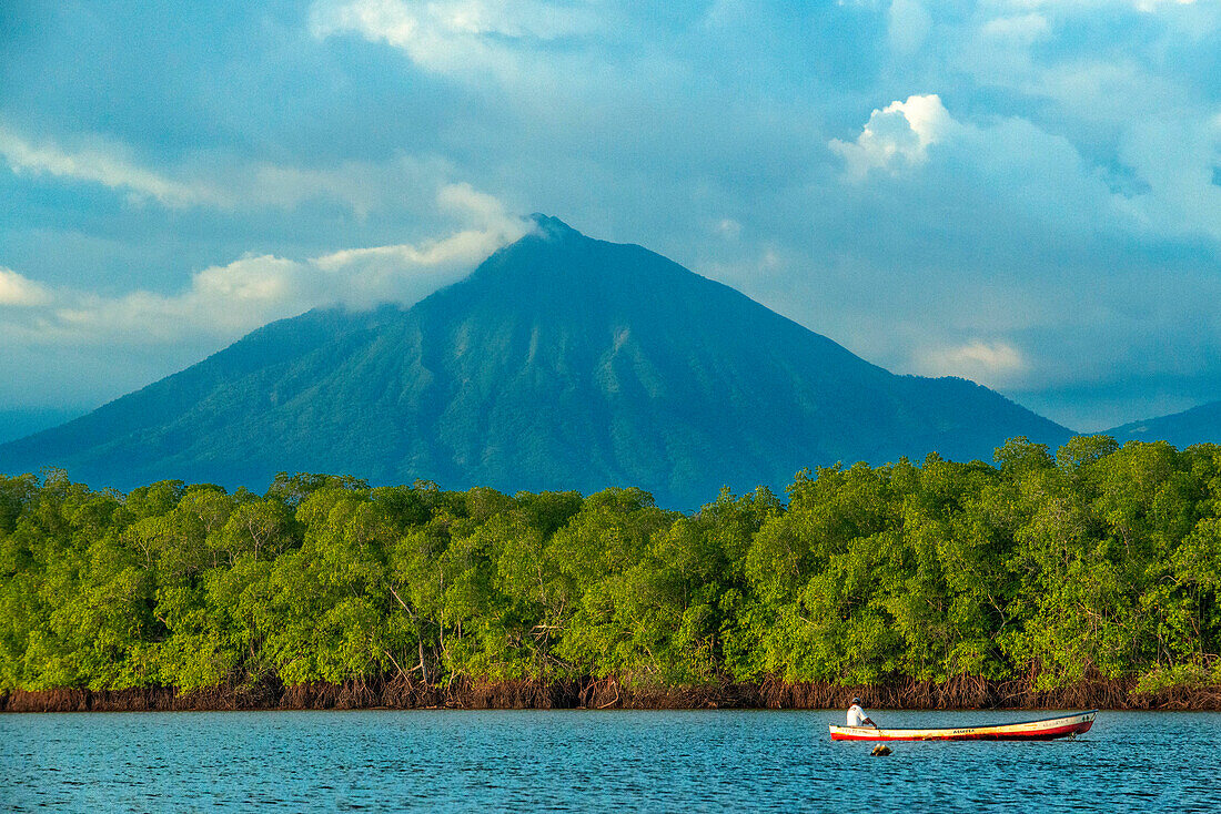 Usulutan und Tecapa-Chinameca-Kordillere, Blick von Puerto Barillas in der Jiquilisco-Bucht im Golf von Fonseca, Pazifischer Ozean, El Salvador, Mittelamerika