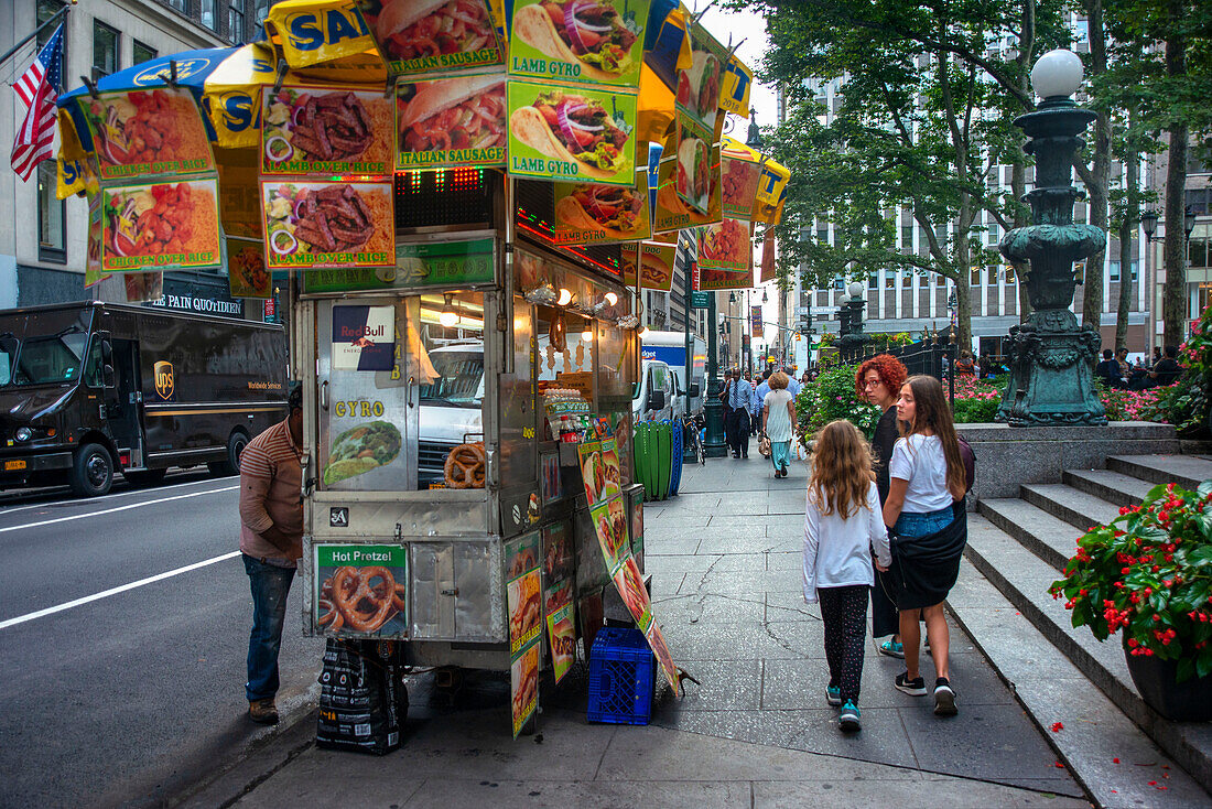Hotdog-Stand im Bryant Park, Manhattan, New York City, New York State, USA