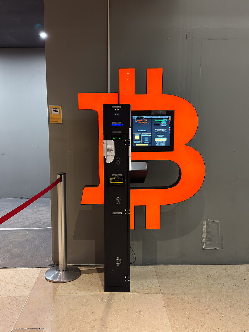Bitcoin-Geldautomat im Einkaufszentrum Aragonia, Zaragoza, Spanien