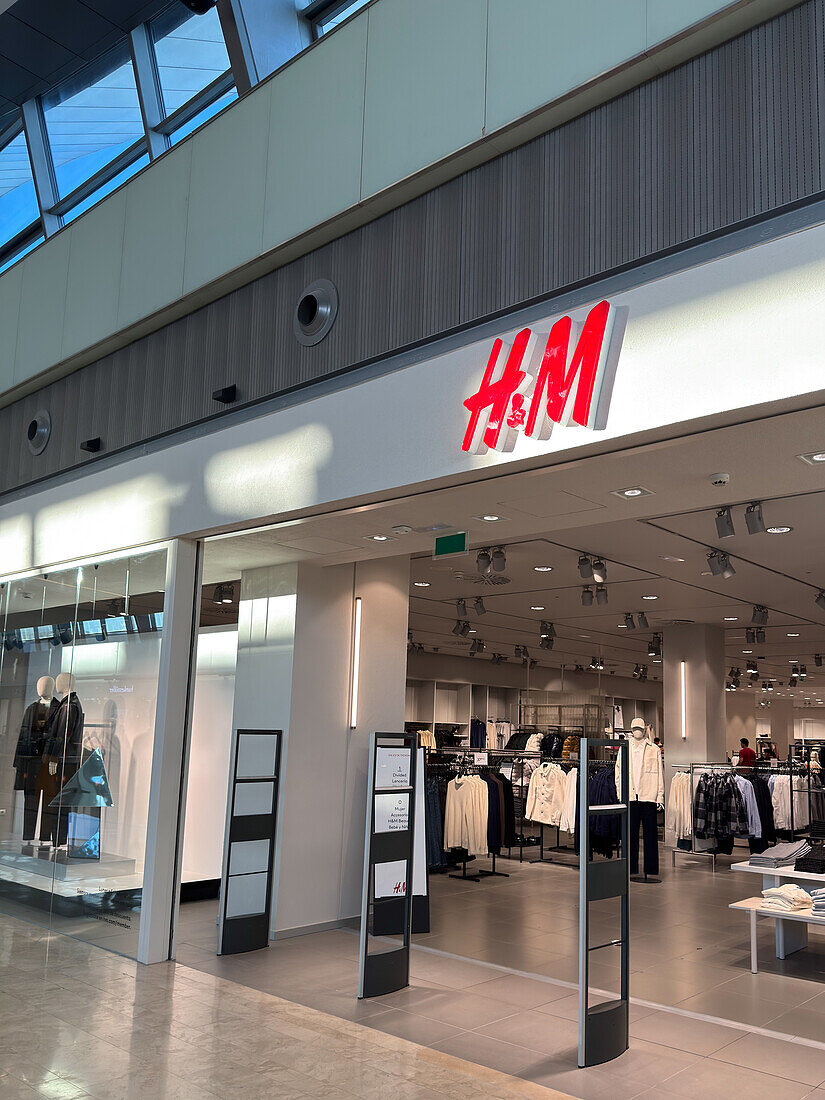 H&M-Geschäft in Puerto Venecia, einem bekannten Einkaufszentrum in Zaragoza, Spanien