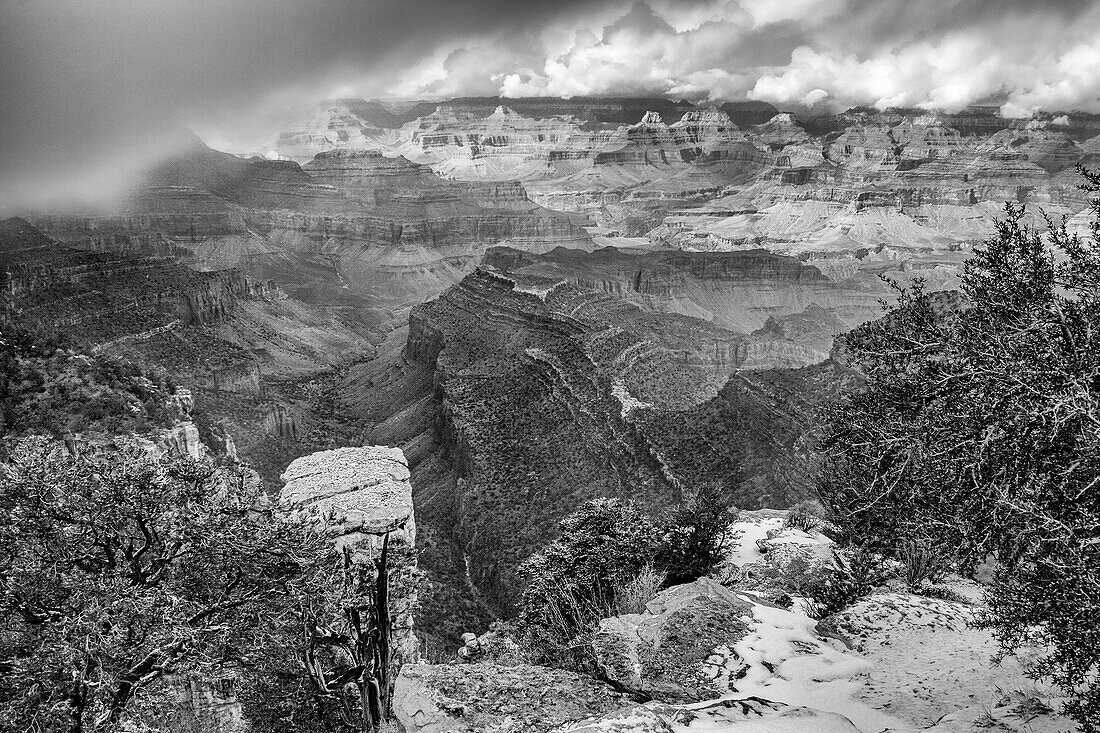 Gewitterwolken türmen sich über dem Grand Canyon im Grand Canyon National Park in Arizona