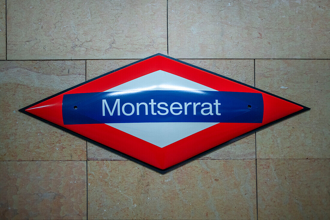 Schild des Bahnhofs der Abtei Montserrat der Zahnradbahn Cremallera de Montserrat. Monistrol de Montserrat, Barcelona, Spanien