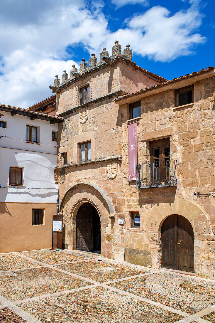 Monument der Casa del Doncel oder Palast der Markgrafen von Bédmar in Siguenza, Provinz Guadalajara, Spanien