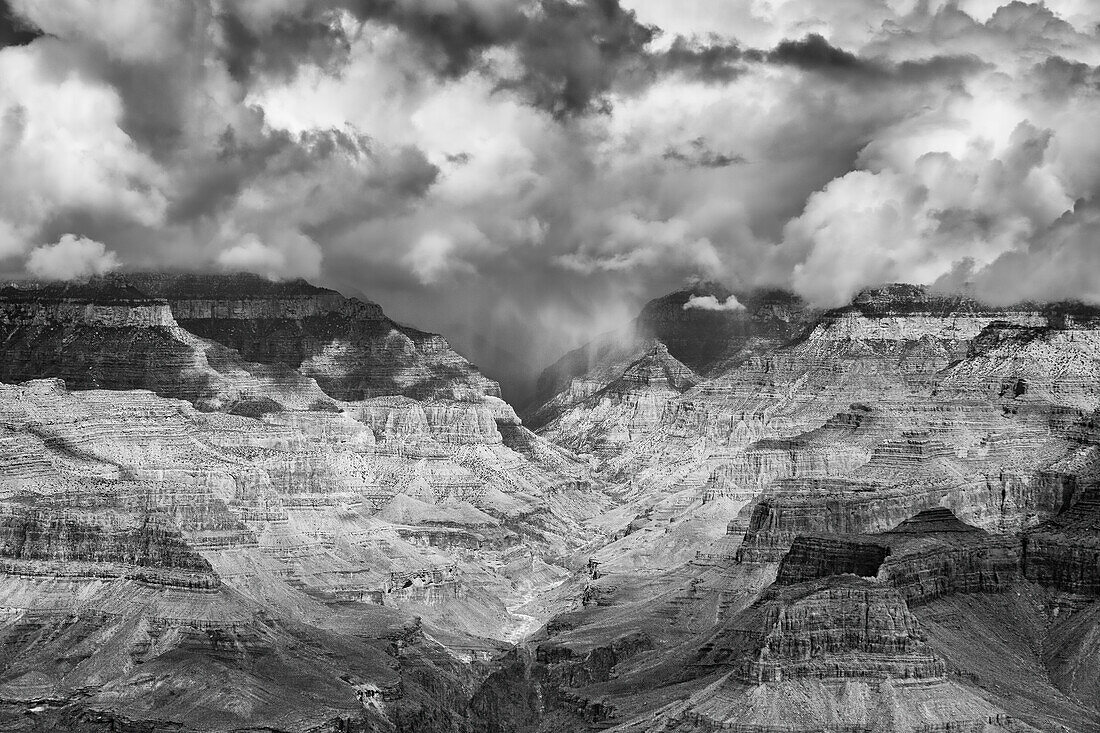 Schneegestöber über dem Bright Angel Canyon im Grand Canyon National Park in Arizona