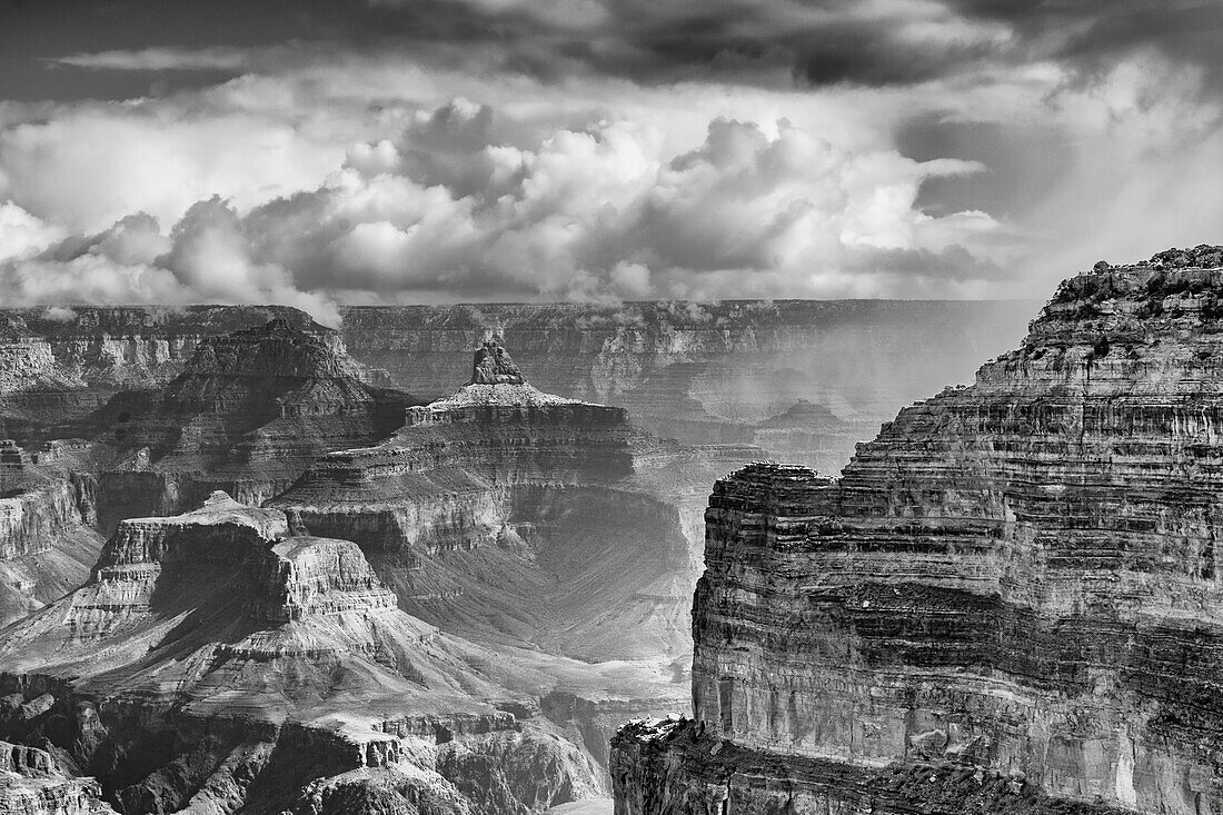 Stürmische Wolken ziehen über dem Grand Canyon im Grand Canyon National Park in Arizona auf