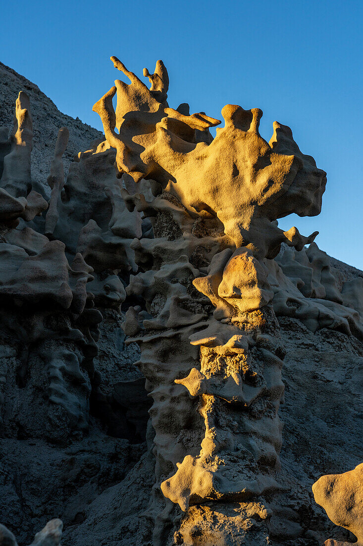 Fantastisch erodierte Sandsteinformationen bei Sonnenuntergang in der Fantasy Canyon Recreation Site, in der Nähe von Vernal, Utah