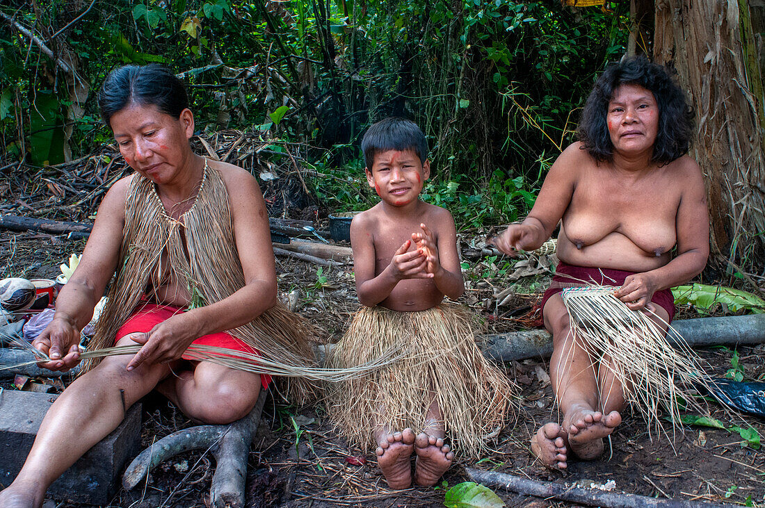 Frauen stricken Kleidung Yagua-Indianer leben ein traditionelles Leben in der Nähe der amazonischen Stadt Iquitos, Peru