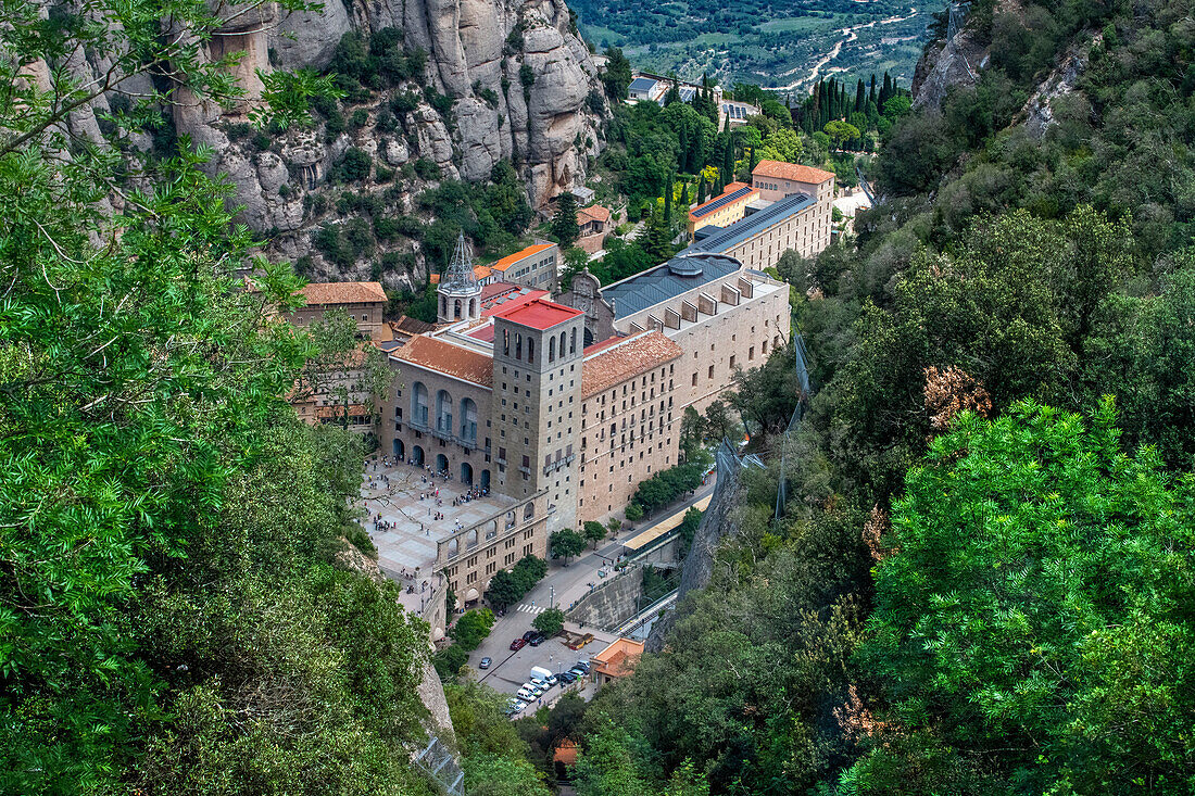 Die Abtei Santa Maria de Montserrat von der Seilbahn Funicular de Sant Joan, Monistrol de Montserrat, Barcelona, Katalonien, Spanien