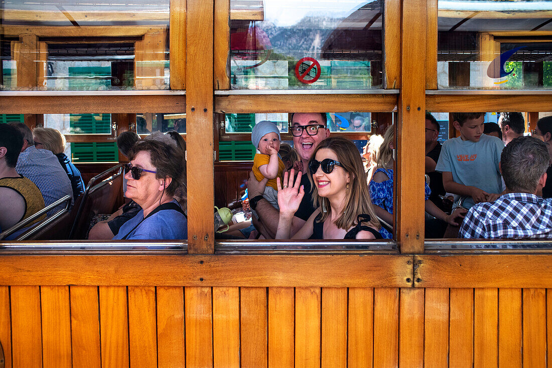 Fahrgäste des Tren de Soller, eines historischen Zuges, der Palma de Mallorca mit Soller verbindet, Mallorca, Balearen, Spanien, Mittelmeer, Europa
