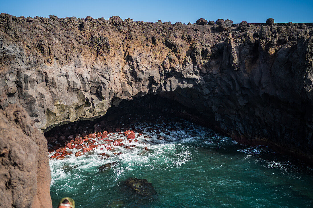 Die Lavafelsen von Los Hervideros auf Lanzarote, Kanarische Inseln, Spanien