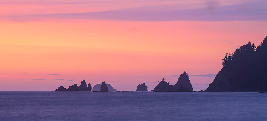 Sea stacks at Rialto Beach in Olympic National Park, Washington, USA.