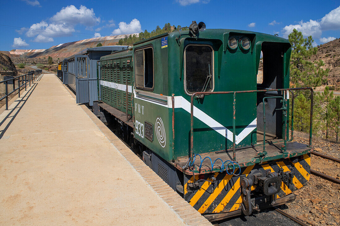 Lokomotive 933 FRT ex-300 für eine touristische Fahrt durch das Bergbaugebiet RioTinto, Provinz Huelva, Spanien