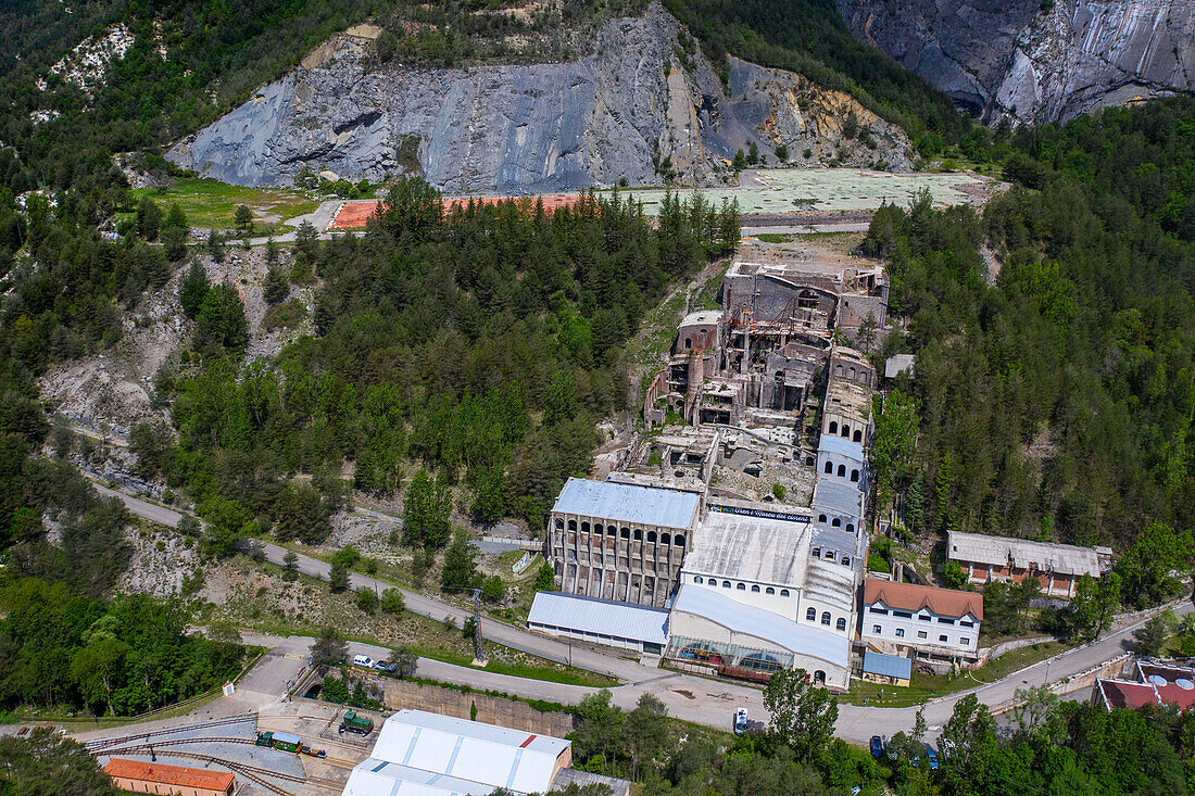 Luftaufnahme des von Eusebi Güell geförderten und von Rafael Guastavino entworfenen Museu de Ciment oder Asland ciment museum, Castellar de n'hug, Berguedà, Katalonien, Spanien