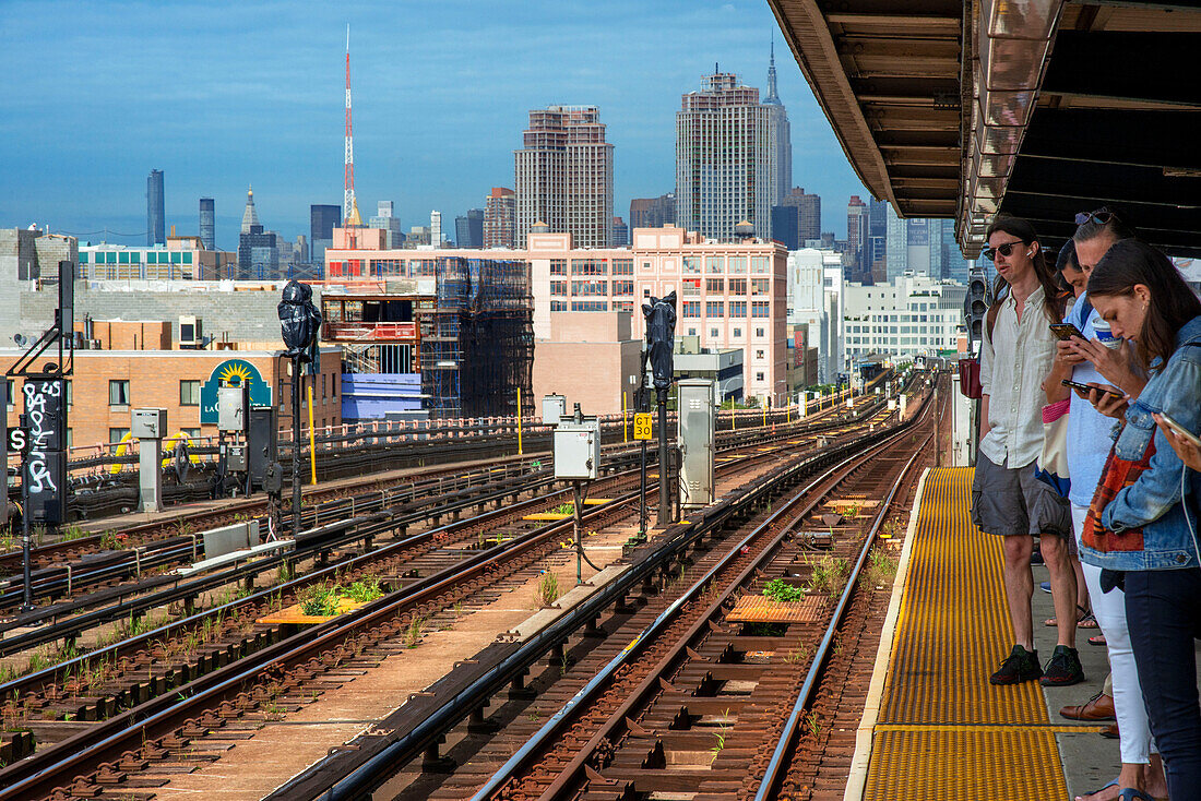 Die Gleise der U-Bahnlinie 7 in Corona, Queens, New York. Diese Hochbahnstrecke führt von Manhattan nach Flushing