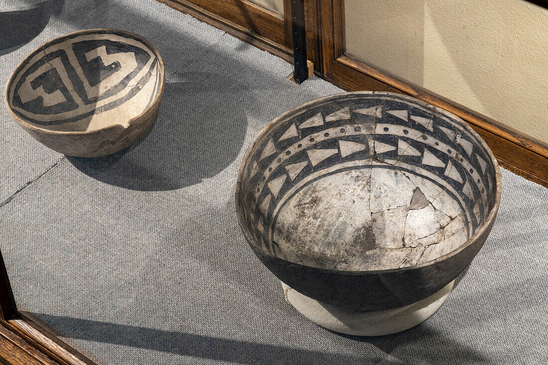 Schwarz-auf-Weiß-Keramik der prähispanischen Ureinwohner Amerikas im USU Eastern Prehistoric Museum in Price, Utah